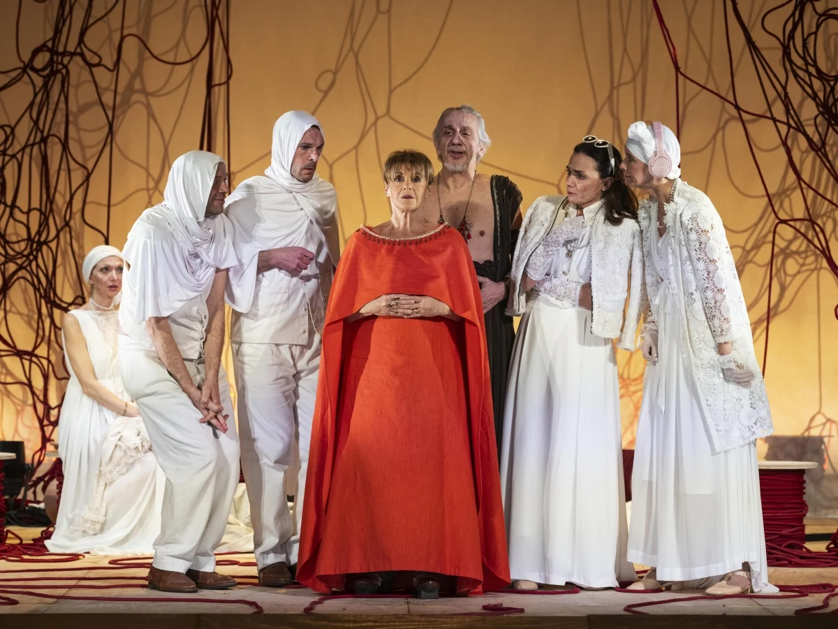 Lisístrata no Donizetti: Lella Costa e o clássico de Aristófanes que espelha um mundo em guerra