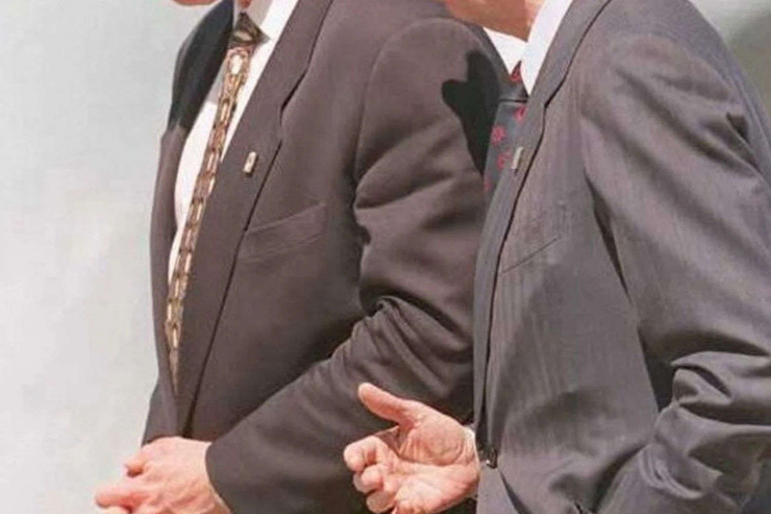 Clintons exigem audiências públicas sobre o caso Epstein; disputa com a Comissão de Vigilância se intensifica