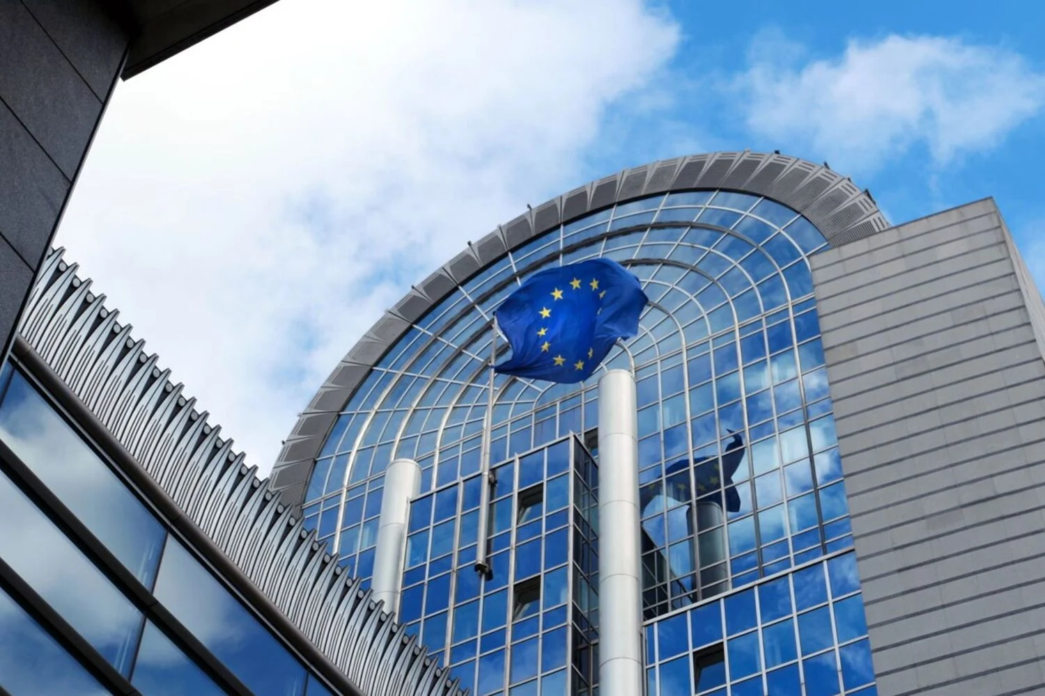 UE aprova 20º pacote de sanções contra a Rússia com foco em energia, bancos e comércio