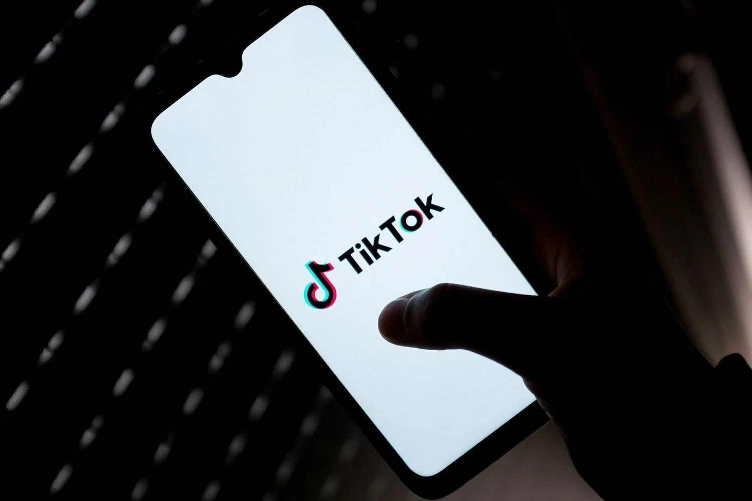 Bruxelas: TikTok viola o DSA e gera dependência com riscos à saúde mental de menores