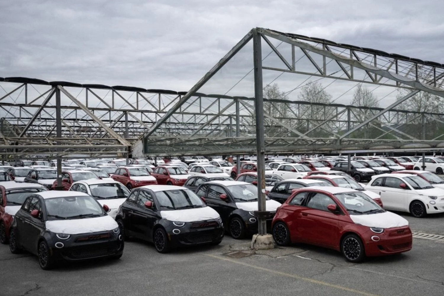 Sexta‑feira negra da Stellantis: corte na aposta no elétrico provoca rombo bilionário e queda de 25% na ação