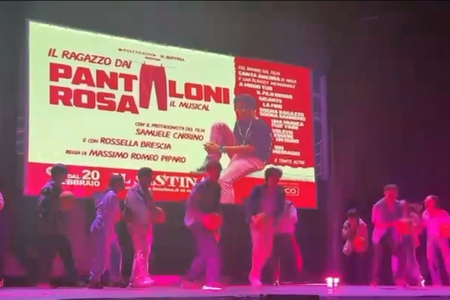 No Sistina, o musical “Il ragazzo dai pantaloni rosa” transforma dor em palco e debate o bullying