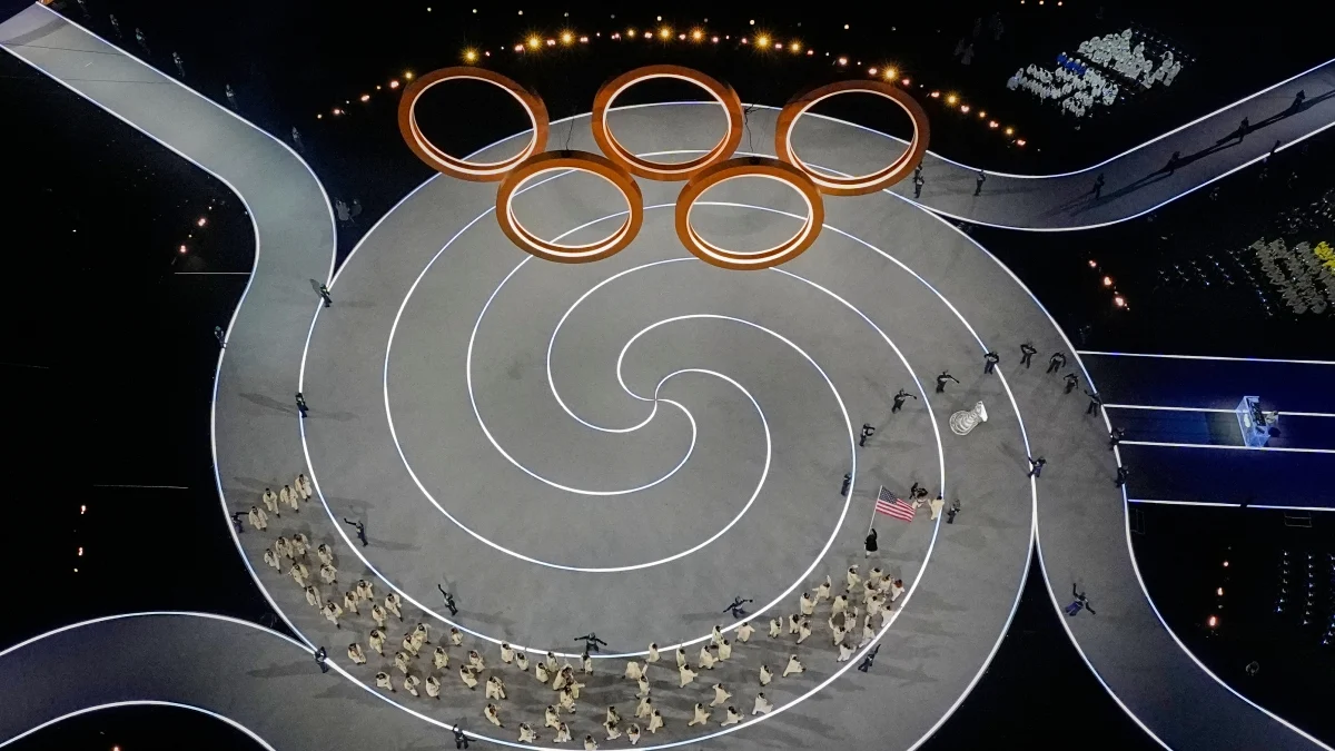 Cerimônia de abertura: o «espírito gioioso» como marca italiana — e os percalços da telecronaca Rai