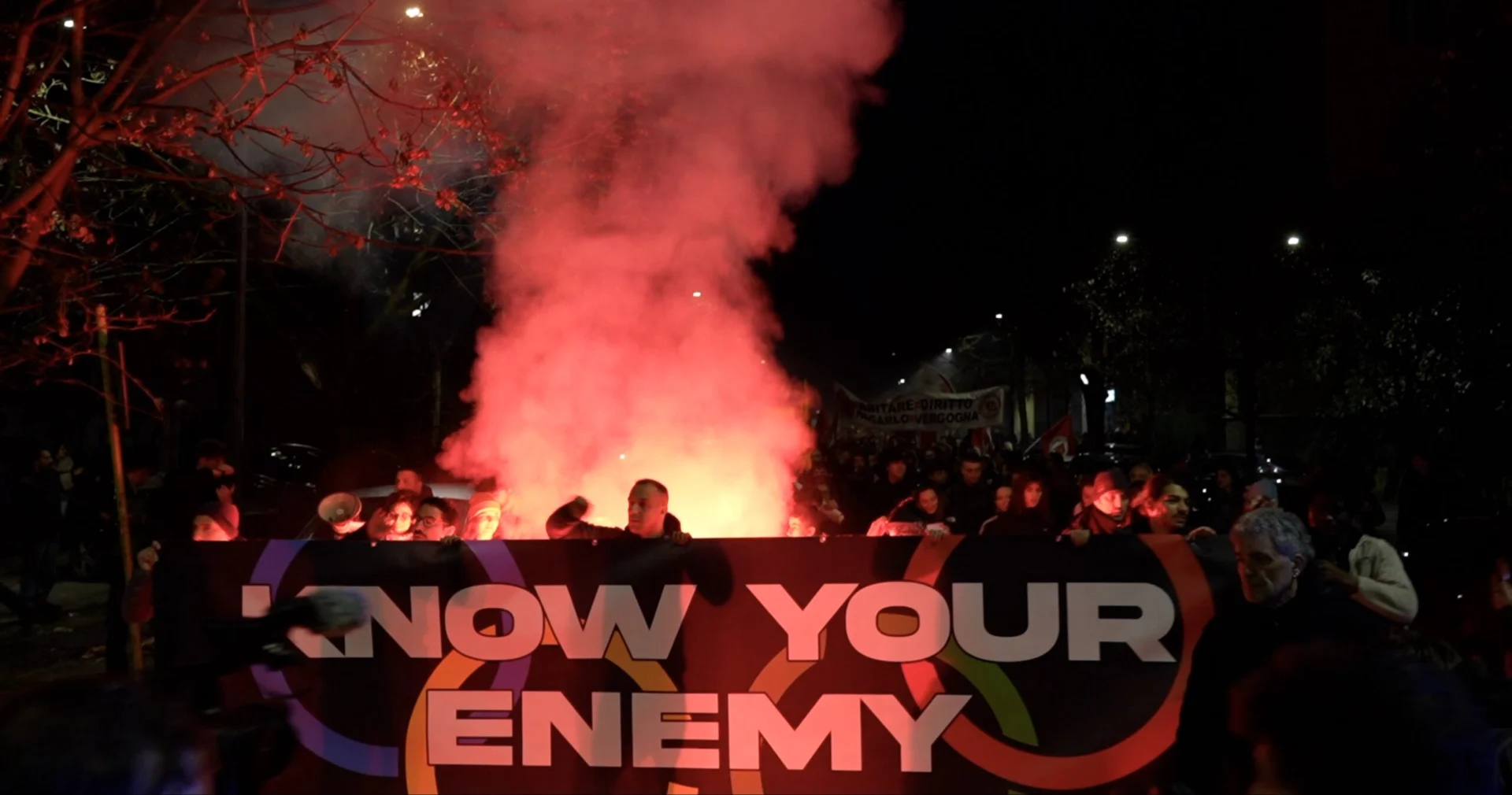 Contra-desfile em San Siro: manifestantes dizem que Olimpíadas desviam recursos dos mais pobres