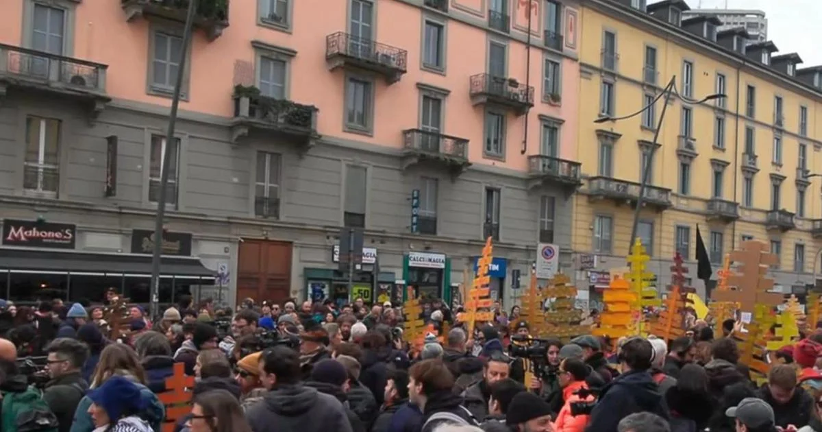 Milão: protesto reúne cerca de 3.000 contra os custos ambientais das Olimpíadas e a presença do ICE