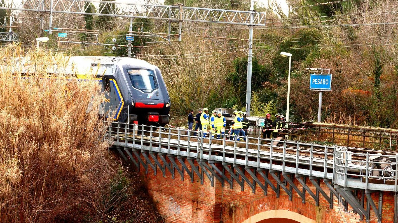 Sabotagens nas linhas férreas: três danos e suspeita sobre anarquistas; circulação no nó de Bolonha em recuperação