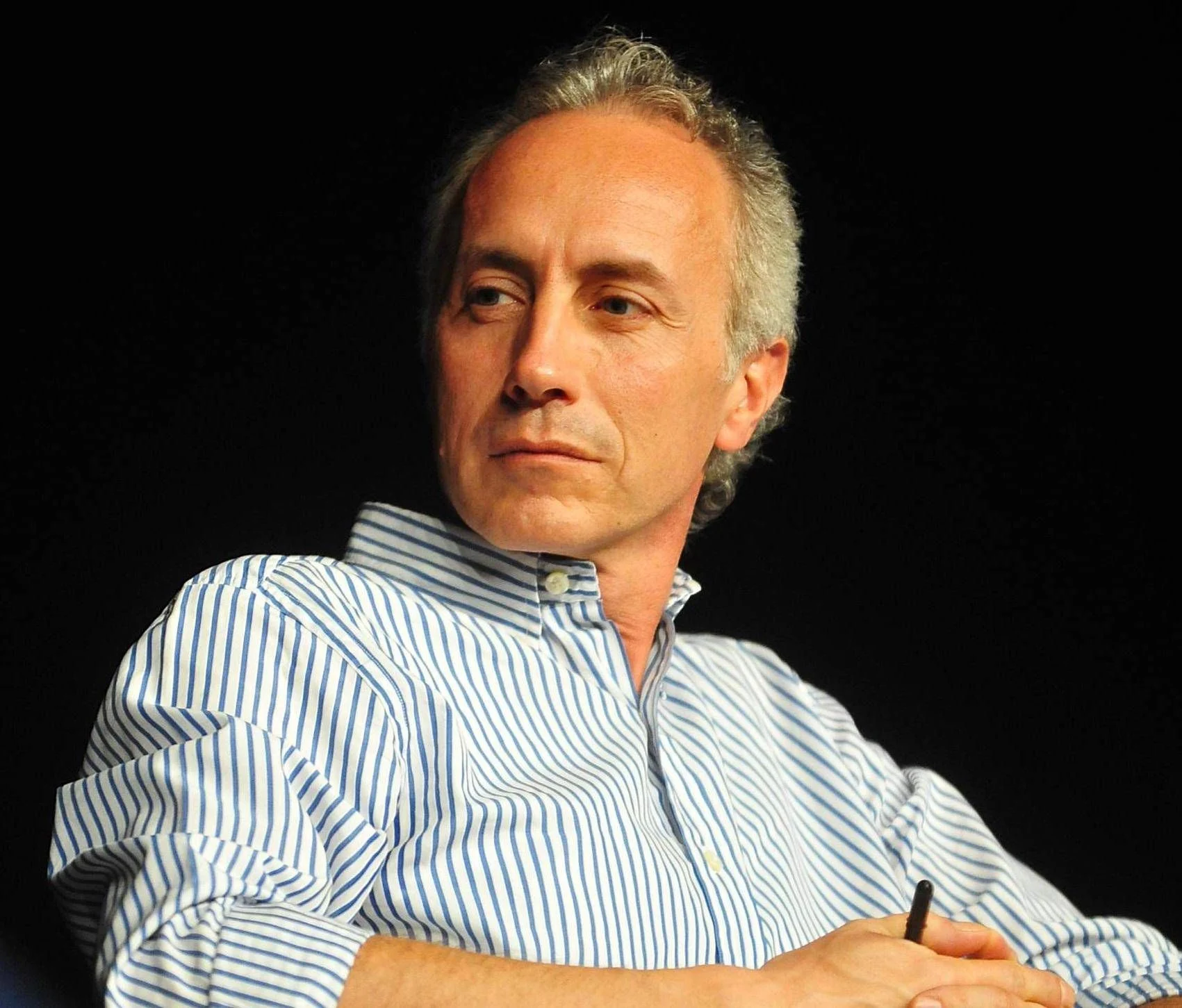 Marco Travaglio é alvo de furto em Latina: levados PC e tablet do camarim durante espetáculo