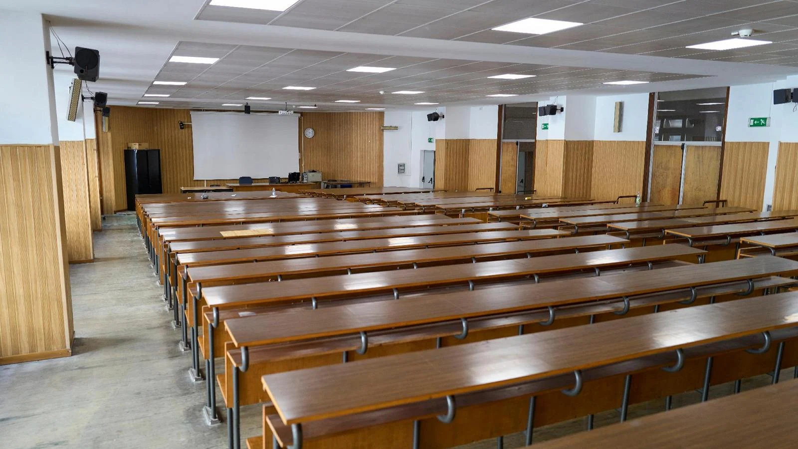 Ascensor social travado: Quanto menor a escolaridade dos pais, maior a desistência da universidade