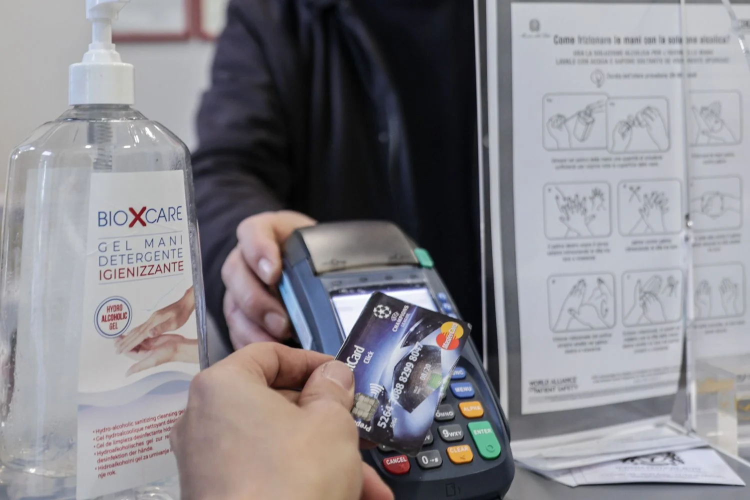 Pagamentos eletrônicos disparam: POS na Itália se aproximam de 4 milhões