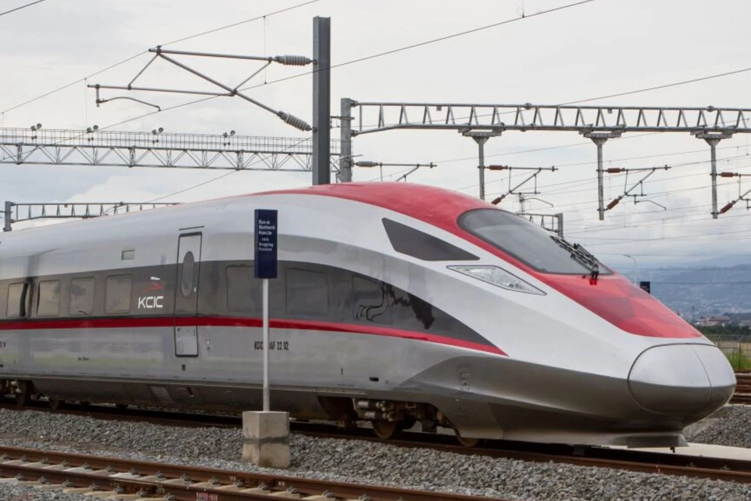 Sabotagem nas linhas de alta velocidade em Bologna: incêndio em cabos causa atrasos e investigação policial