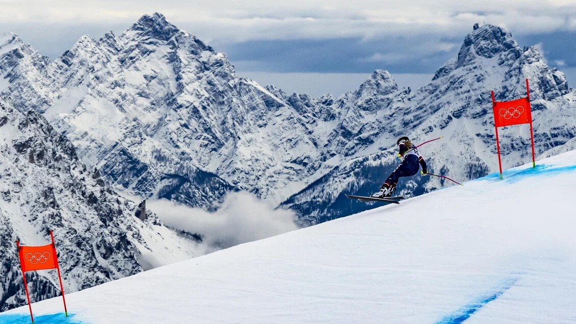 Milano Cortina: helicóptero vai ao socorro de Lindsey Vonn após queda; prova é interrompida