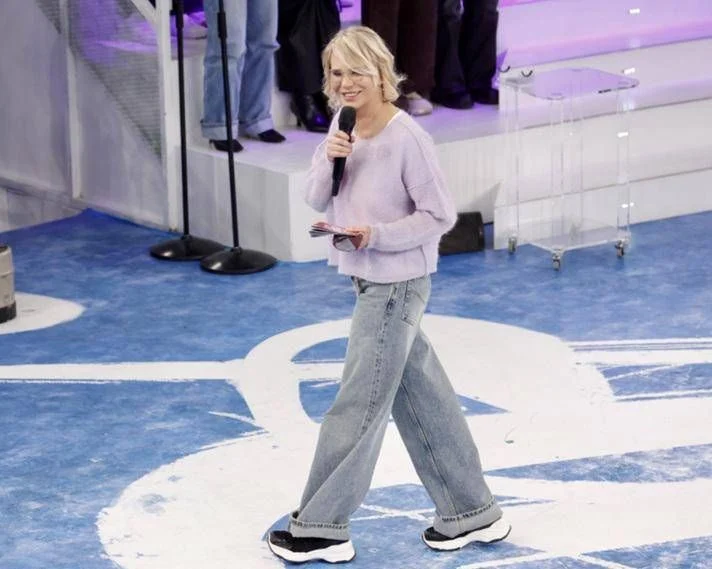 Amici hoje (8/02): Alex Britti entre os jurados; Antonia retorna com 'Luoghi perduti' e disputa pela camisa ouro