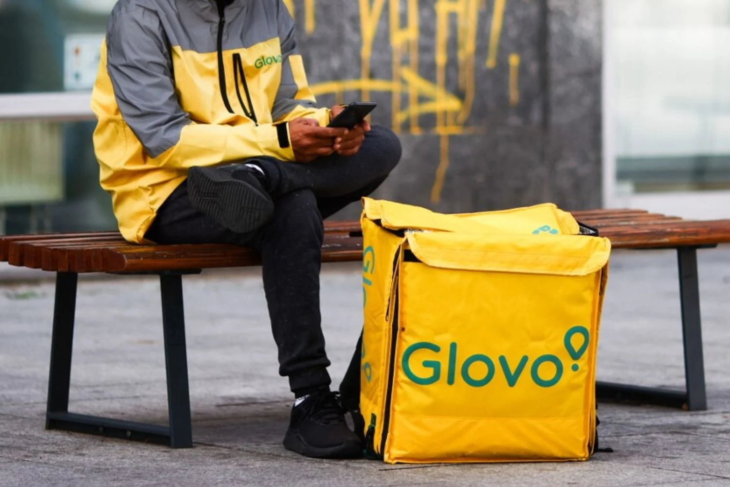 Rider em xeque: investigação sobre Glovo expõe compensos baixos e turnos exaustivos