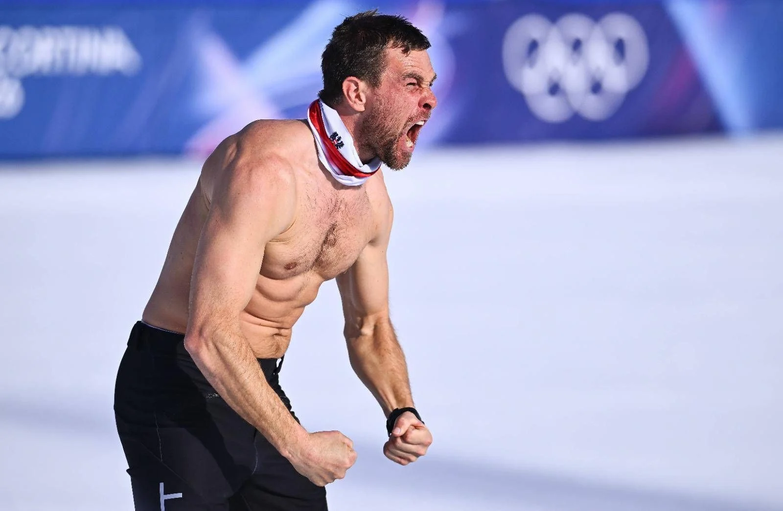 Benjamin Karl vence no Milano Cortina 2026 e celebra com esultanza 'à Balotelli' após ouro aos 40 anos