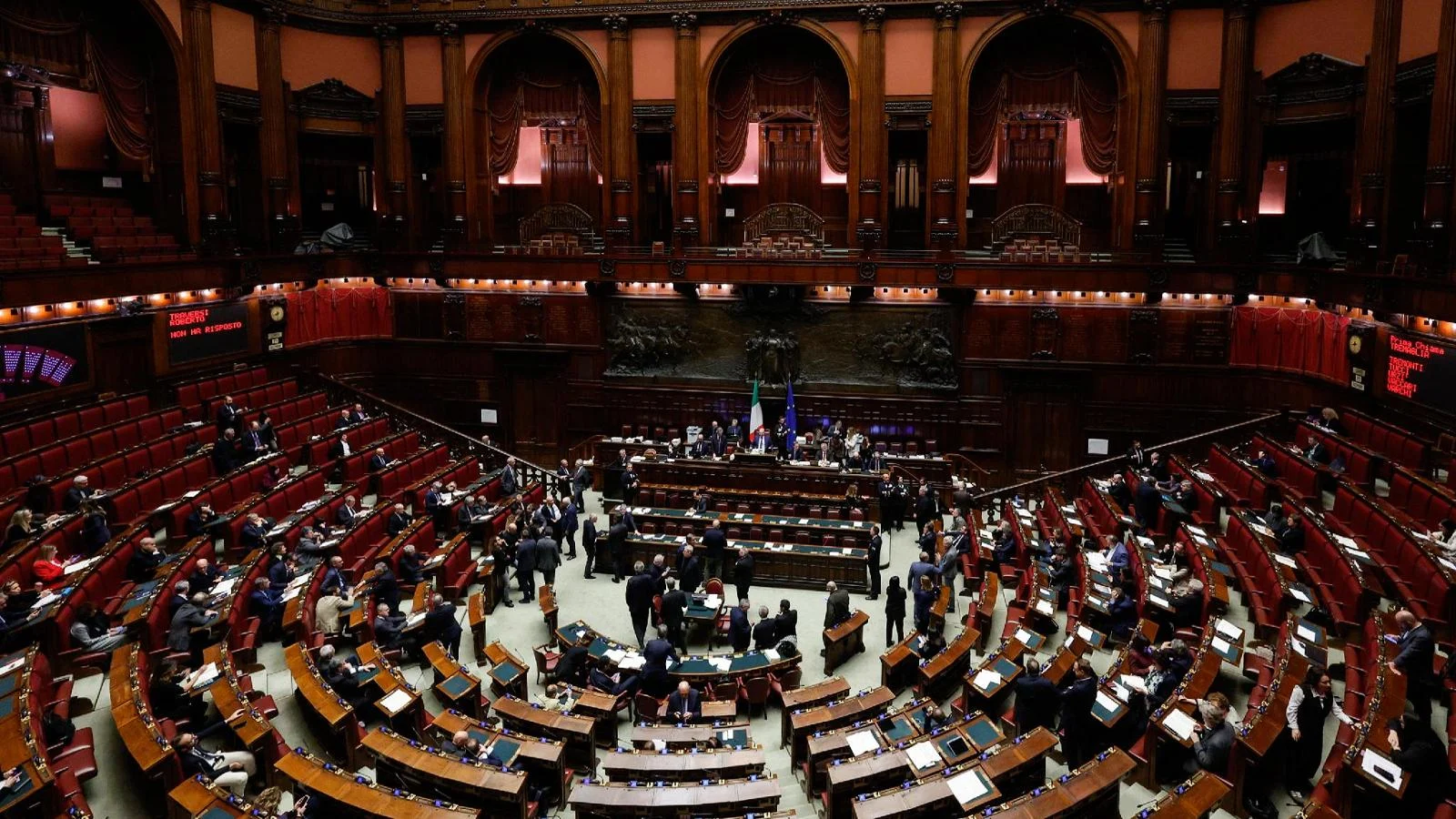 Governo anuncia voto de confiança sobre o decreto Ucrânia diante de racha na maioria