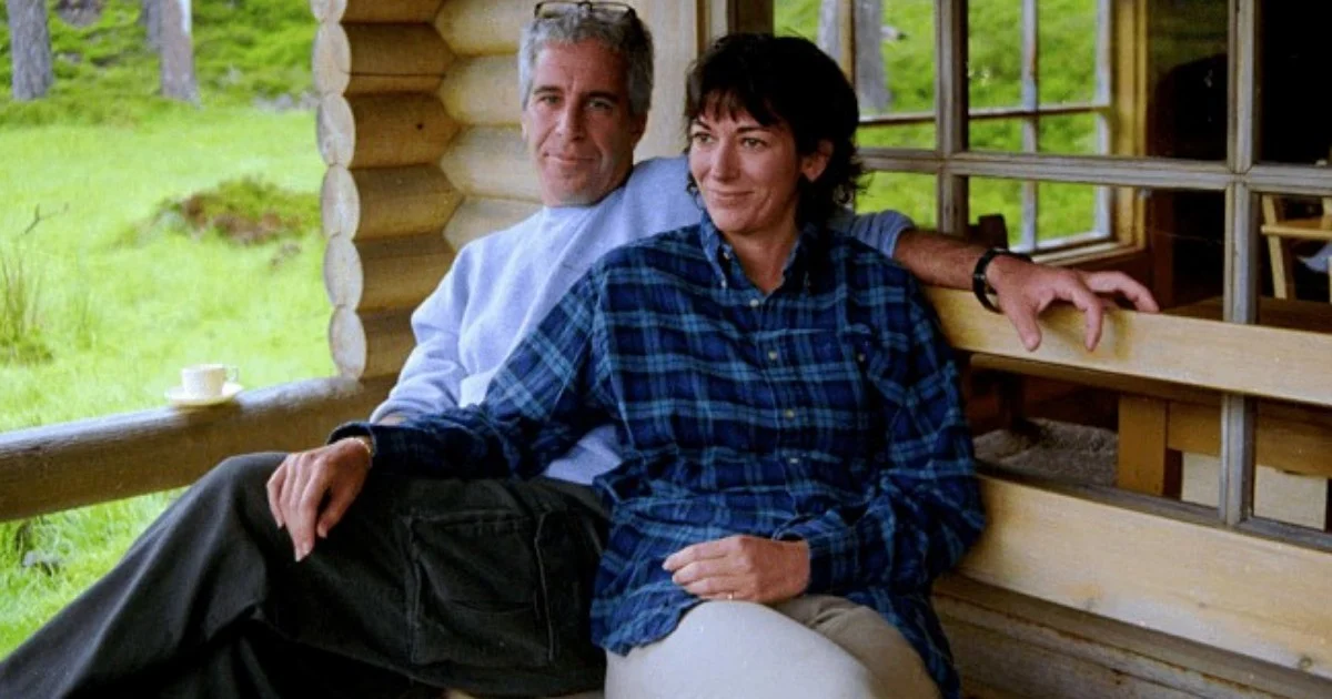 Ghislaine Maxwell mantém silêncio no Congresso e sua ligação ao pai reacende suspeitas de espionagem