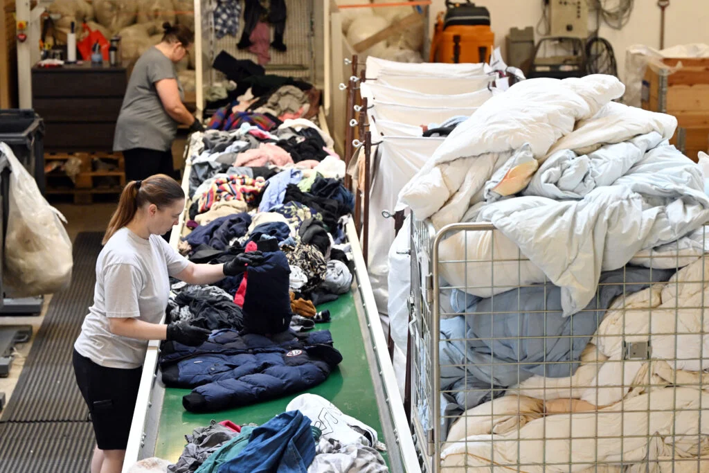 UE endurece regras da economia circular e proíbe destruição de roupas invendidas