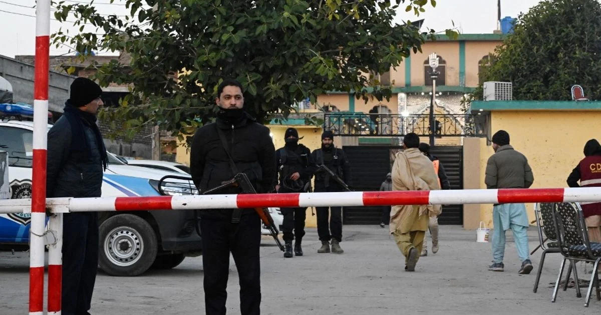 Paquistão: ISIS reivindica atentado suicida em imambara de Islamabad; 31 mortos e 169 feridos