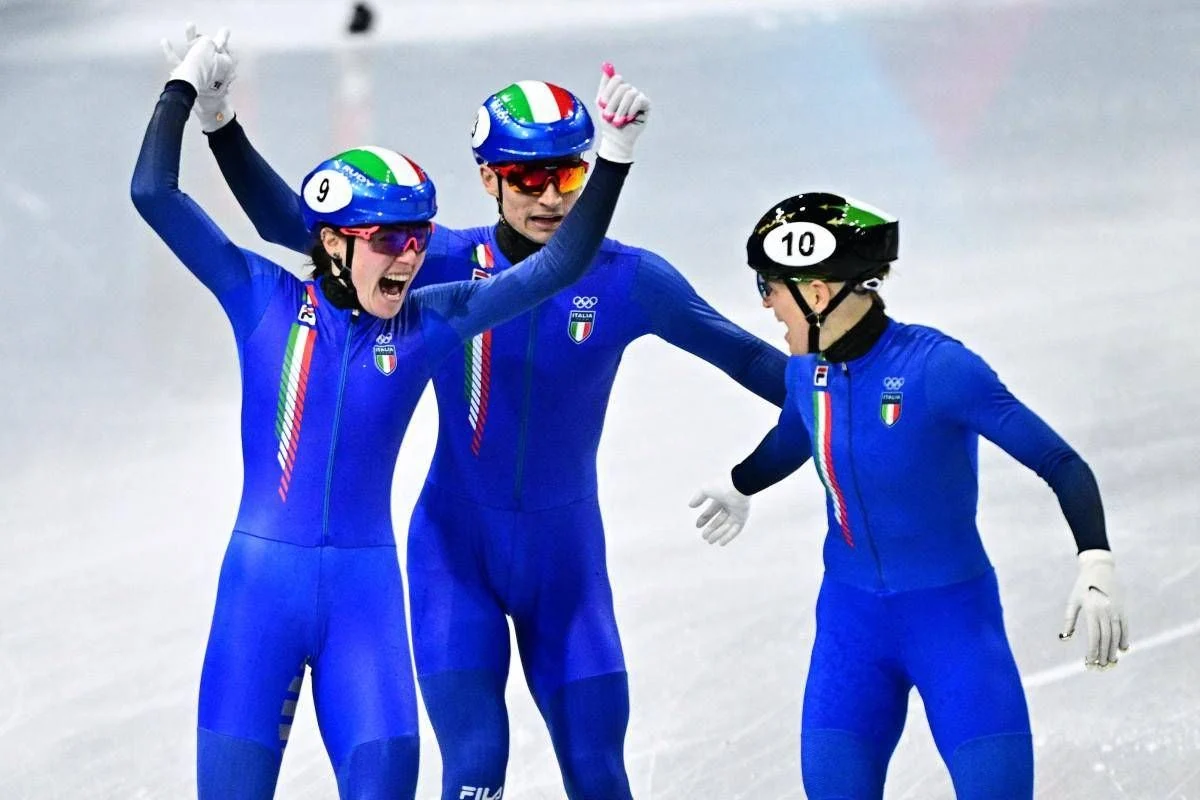 Itália conquista medalha de ouro na staffetta mista de short track em Milano Cortina
