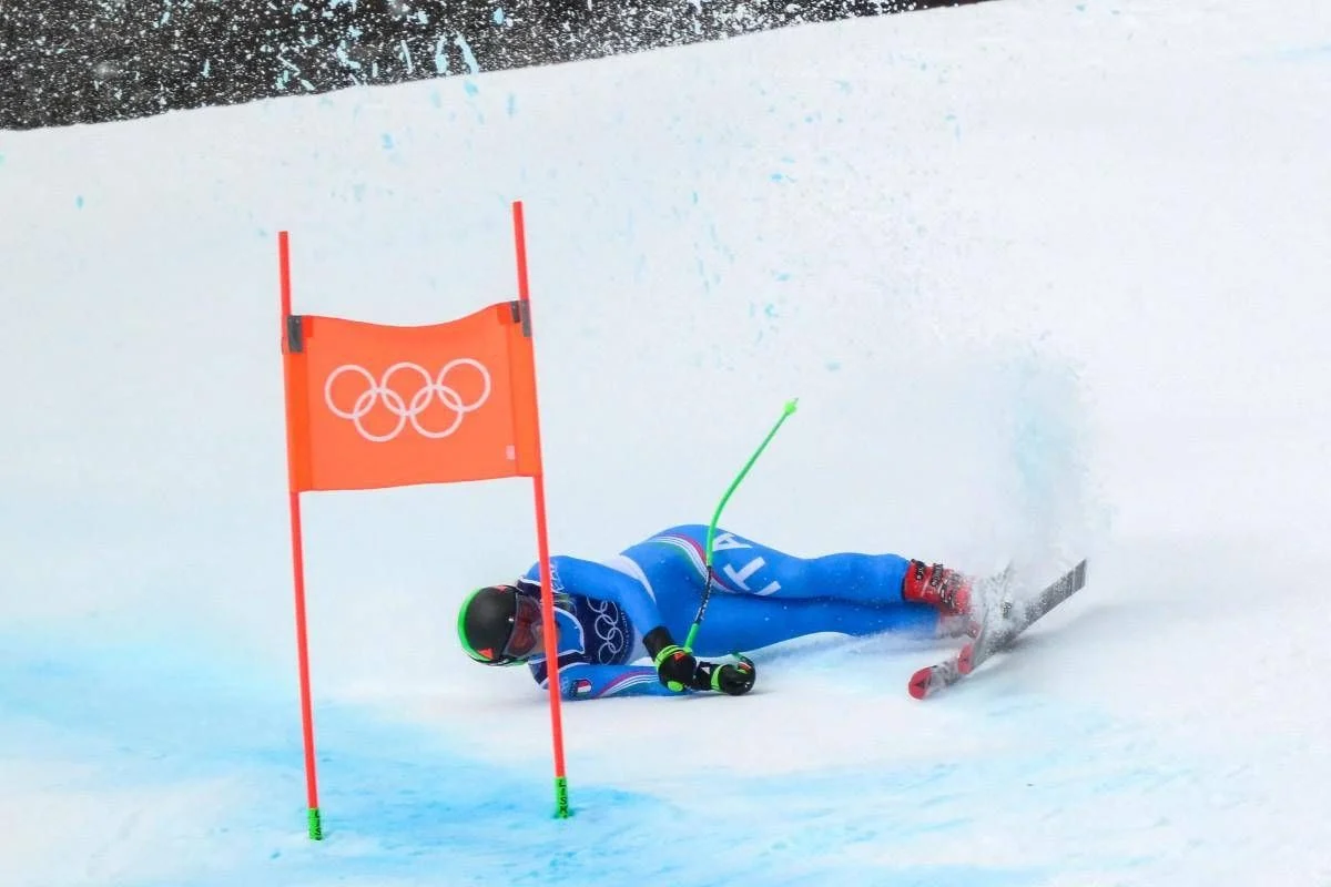 Sofia Goggia escorrega na combinada de Milano-Cortina e pede desculpas a Lara Della Mea