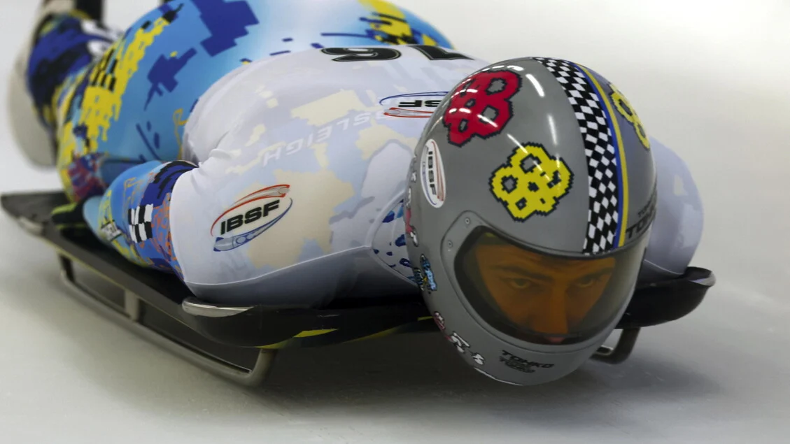 Milano Cortina 2026: CIO autoriza atleta ucraniano a usar faixa de luto no capacete, mas proíbe retratos