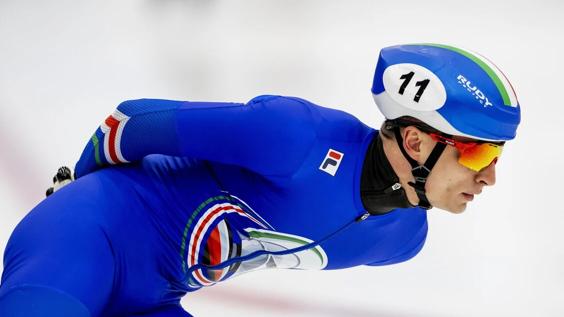 Milano Cortina 2026: nos 1.000 m do short track, os três italianos avançam aos quartos de final