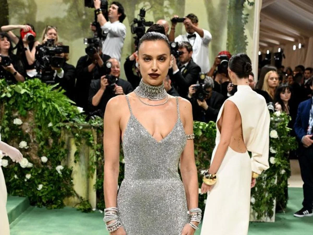 Sanremo 2026: Irina Shayk assume co-condução de quinta-feira; Carlo Conti evita comentar caso Pucci