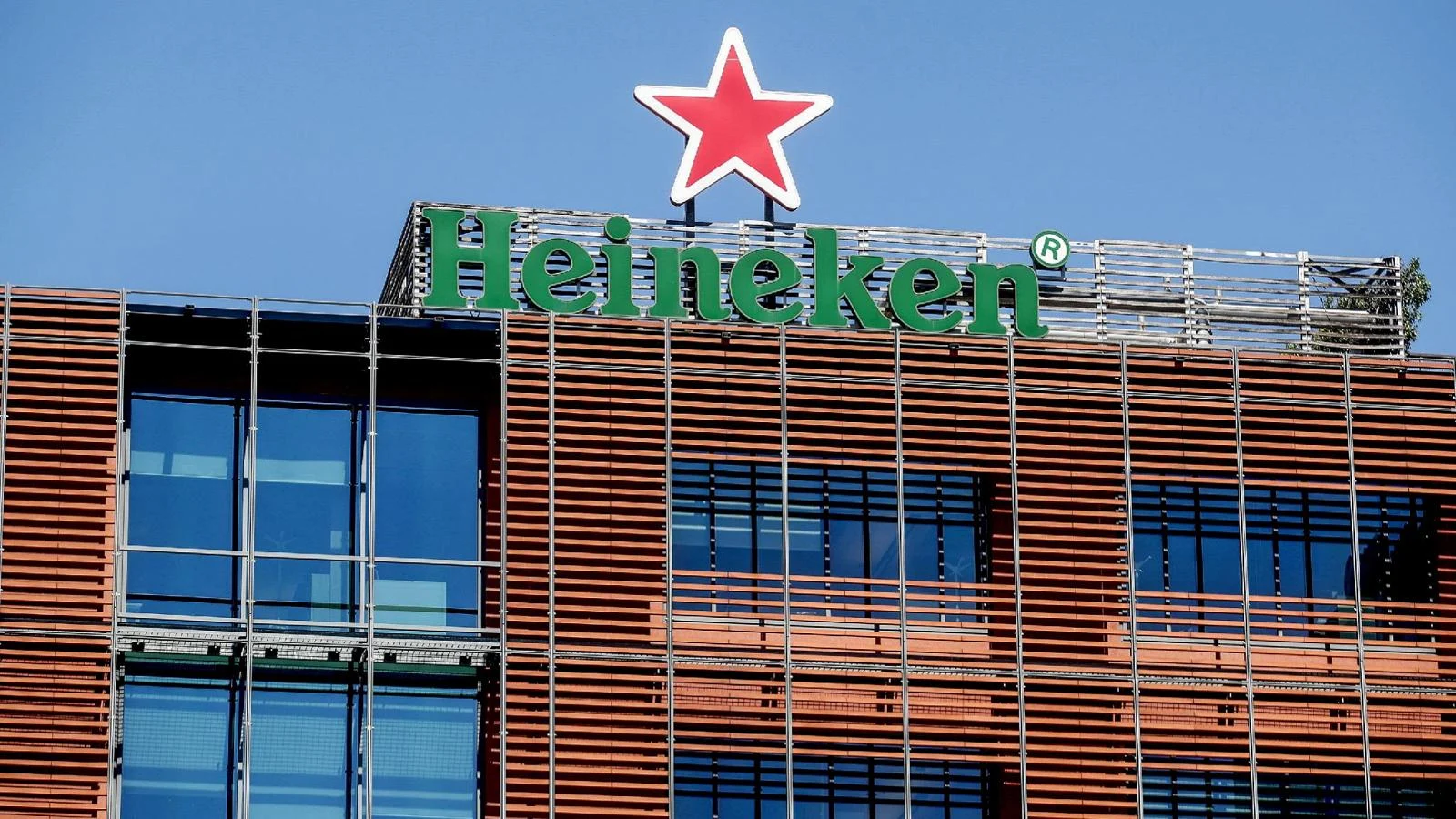Heineken anuncia corte de até 6.000 empregos em dois anos apesar de lucro em 2025