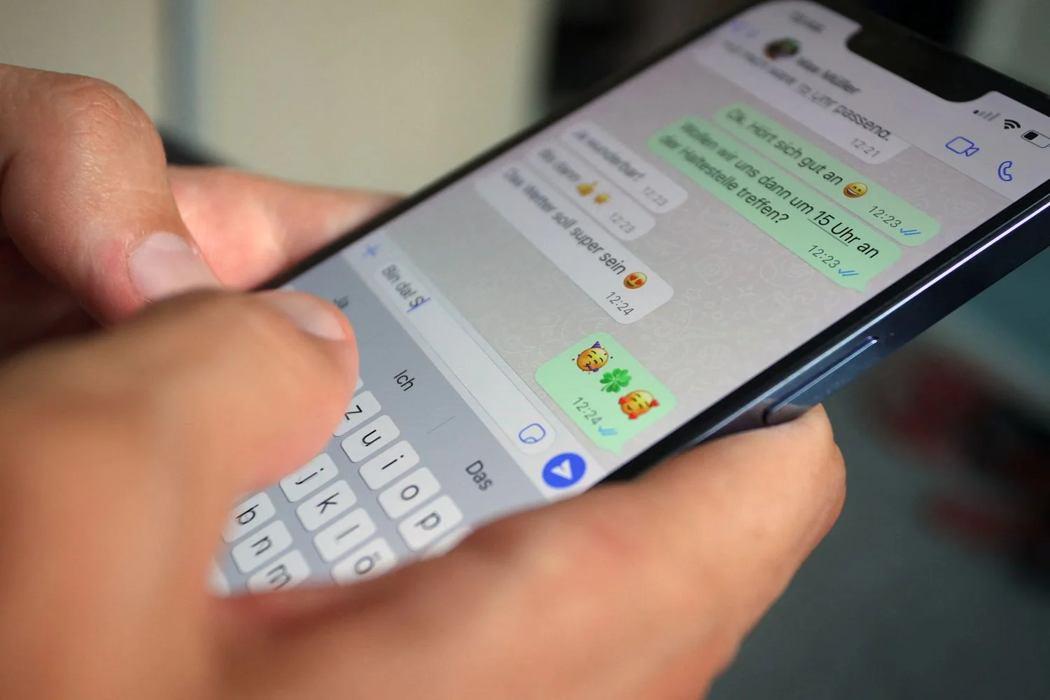 Golpe da "bailarina" no WhatsApp: como funciona e como se defender