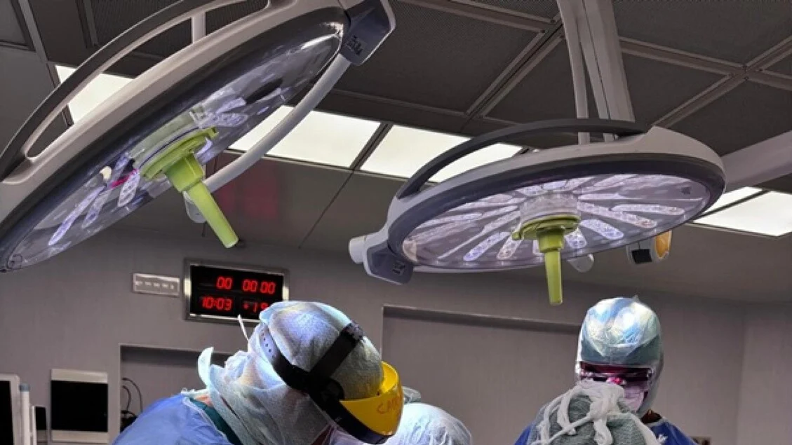 Criança de 9 anos operada 'acordada' em Padova para retirar lesão cerebral