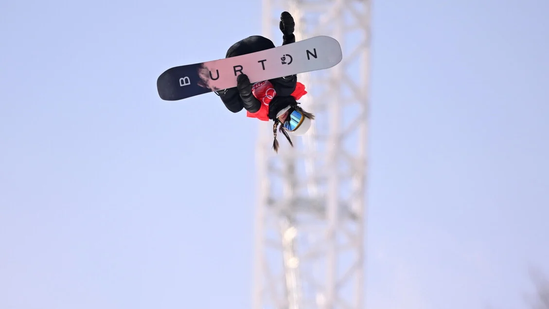 Milano Cortina 2026: queda de Liu Jiayu no half pipe em Livigno suspende prova; atleta retirada de maca