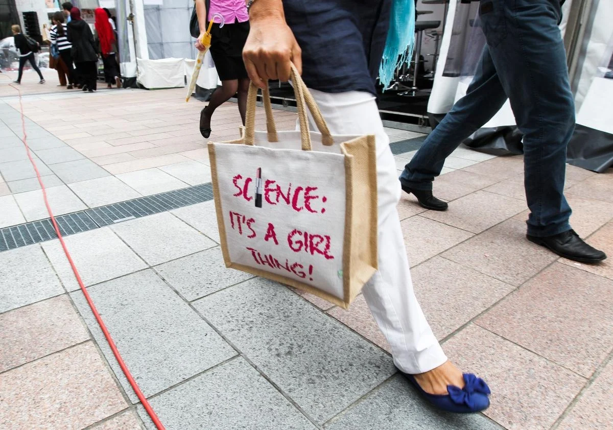 UE alcança 7,9 milhões de mulheres cientistas e engenheiras em 2024