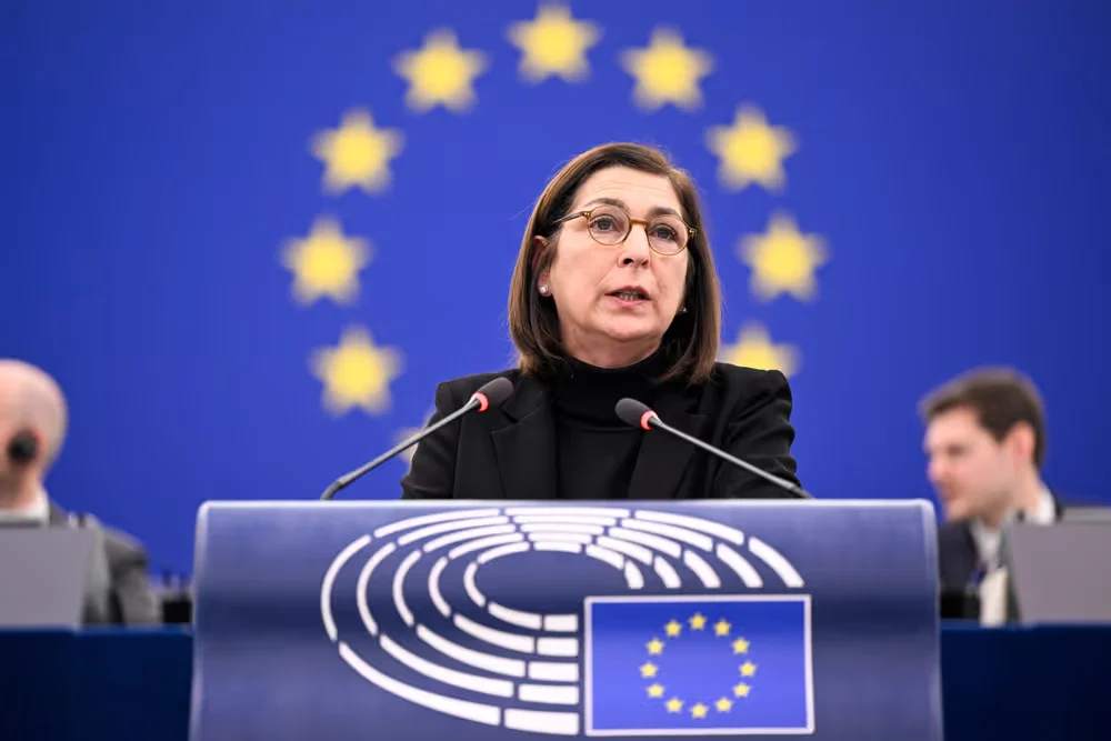 A linha dura de Trump sobre imigração chega ao Parlamento Europeu: ausência do PPE e acusações de ataque à democracia