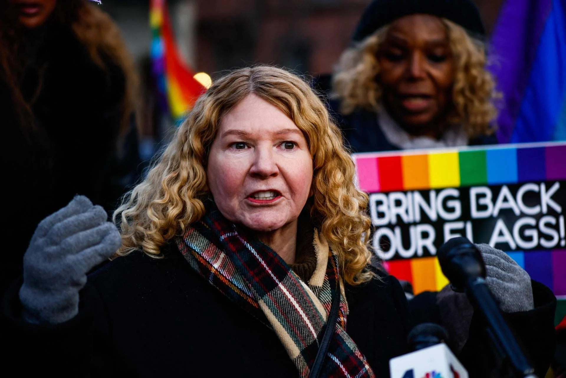 Trump ordena remoção da bandeira do Pride do Monumento Stonewall: ataque simbólico aos direitos LGBT