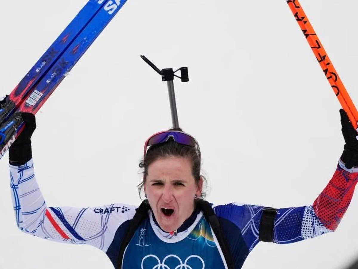 França domina o biatlo em meio a escândalos: cartões roubados e carabinas sabotáge