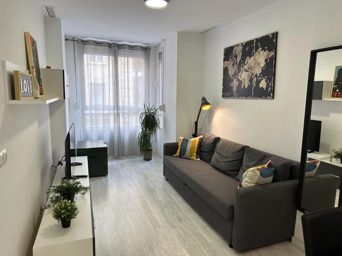 Uma Janela para Duas Culturas: Casa Italiana vs. Casa Brasileira