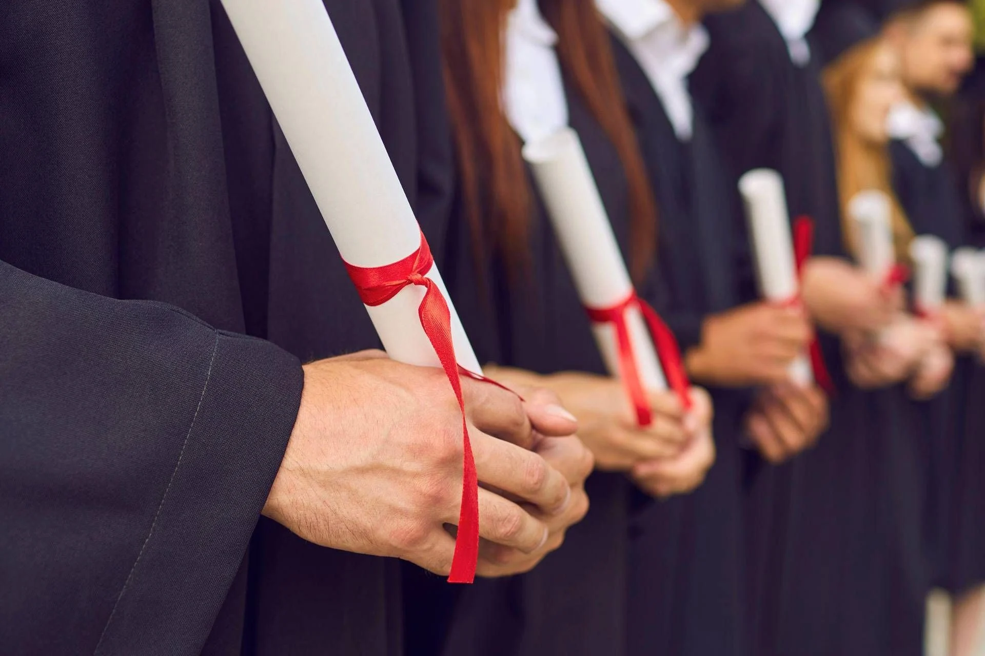 Universidades telemáticas cobram decisão política de Bernini sobre exames online