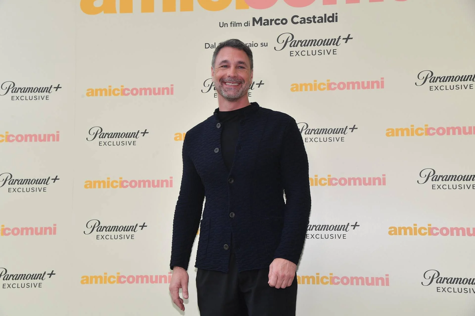 Raoul Bova em Amici comuni: o telefone como o terceiro elemento que redefine o amor