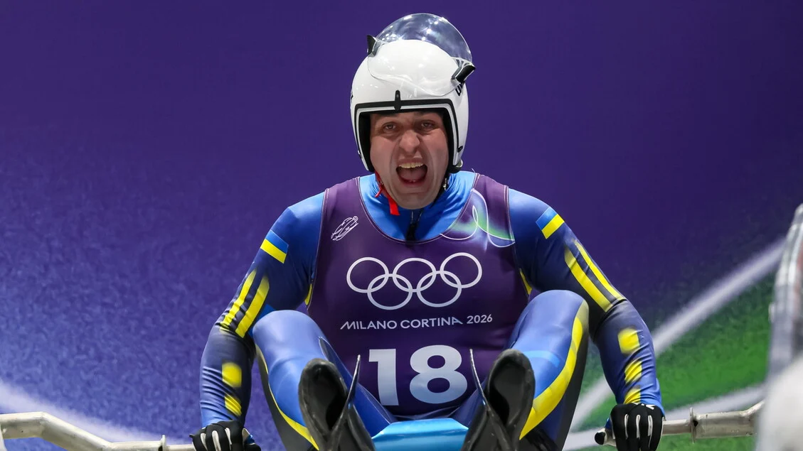 Milano Cortina 2026: slittinistas ucranianos se ajoelham em solidariedade ao colega suspenso