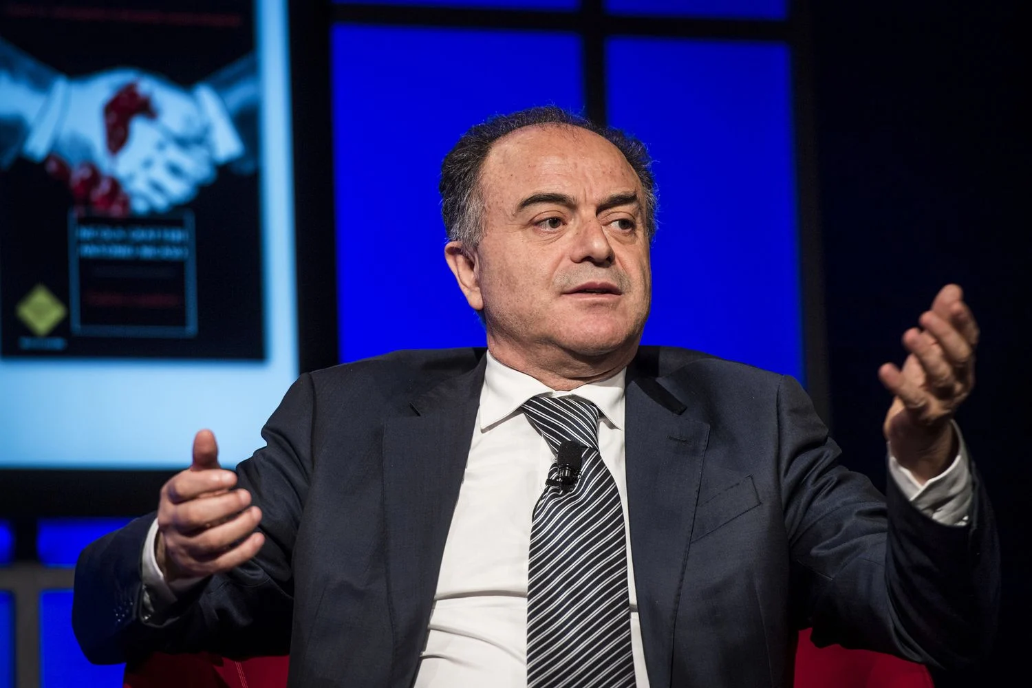 Gratteri provoca crise: magistrado diz que 'sì' votam imputados e massonaria desviada; governo reage em bloco