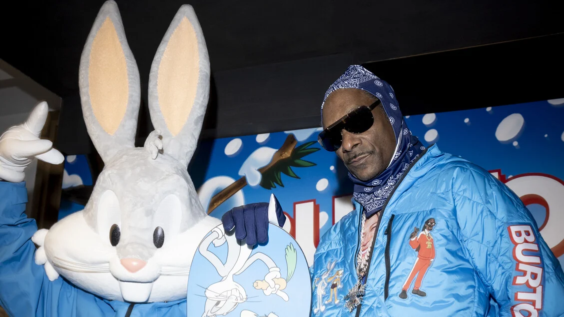 Snoop Dogg agita Livigno em Milano Cortina: festa com Bugs Bunny e lançamento Burton
