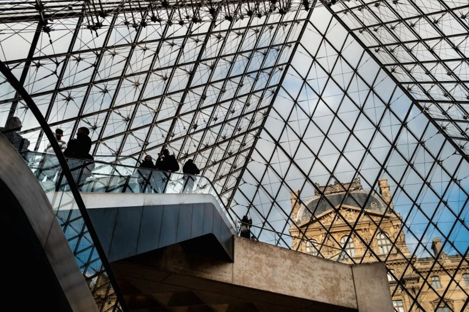 Crise no Louvre: alagamentos fecham salas e agravam crise institucional do museu