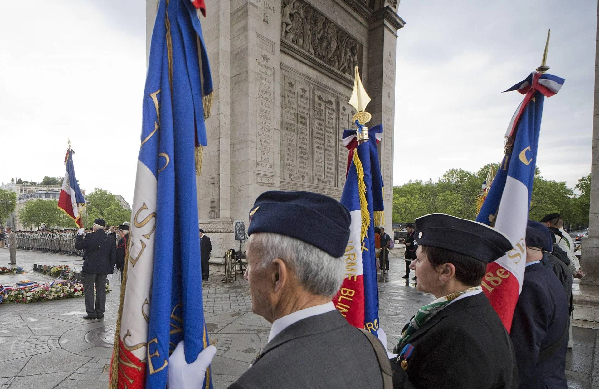 Paris: polícia atira em homem armado com faca no Arc de Triomphe durante cerimônia no Milite Ignoto