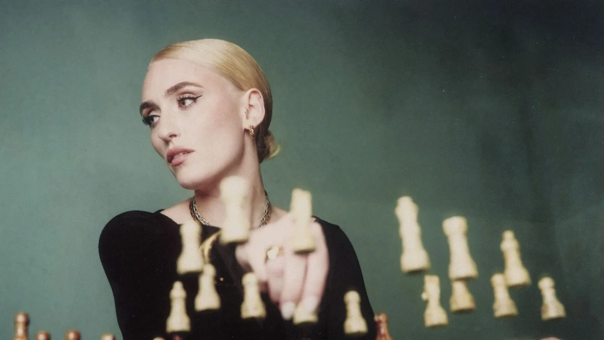 Mara Sattei volta a Sanremo como cantautora e anuncia casamento: “A música é o nosso altar”