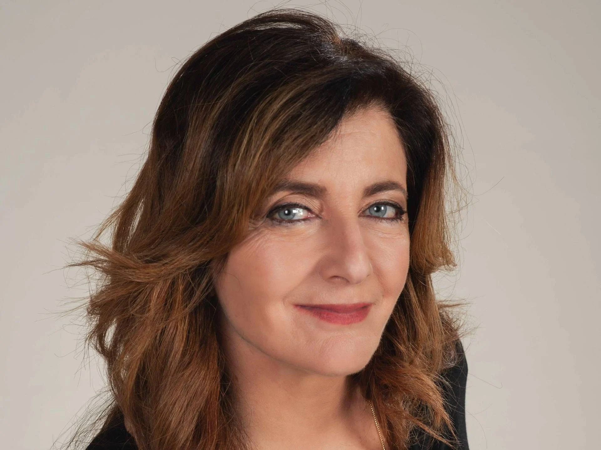 Francesca Reggiani estreia 'Titoli di testa' no Teatro Vittoria: sátira afiada e imitações que espelham nosso tempo