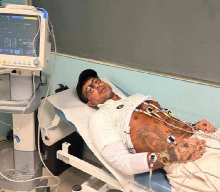 Fabrizio Corona publica foto em hospital no X; leitura de pressão 167/110 preocupa seguidores