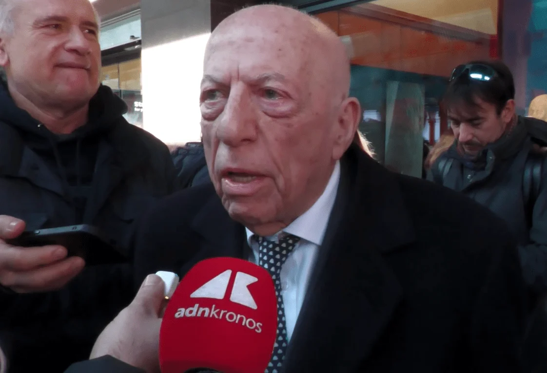 No Duomo de Milão, restauração da estátua com livro vira convite público à leitura