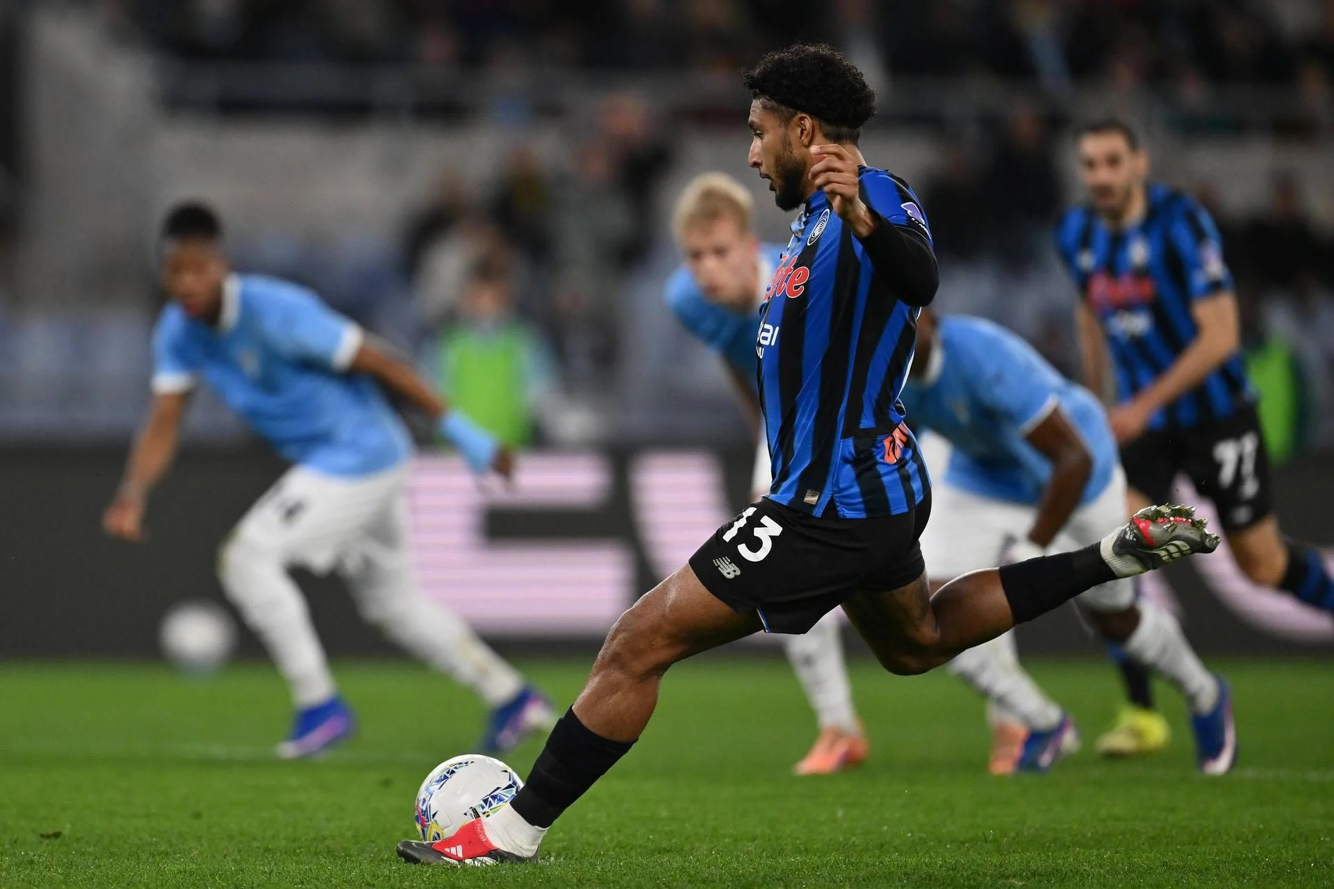 Cataldi toca com o braço na área e Ederson converte pênalti: o que ocorreu em Lazio-Atalanta