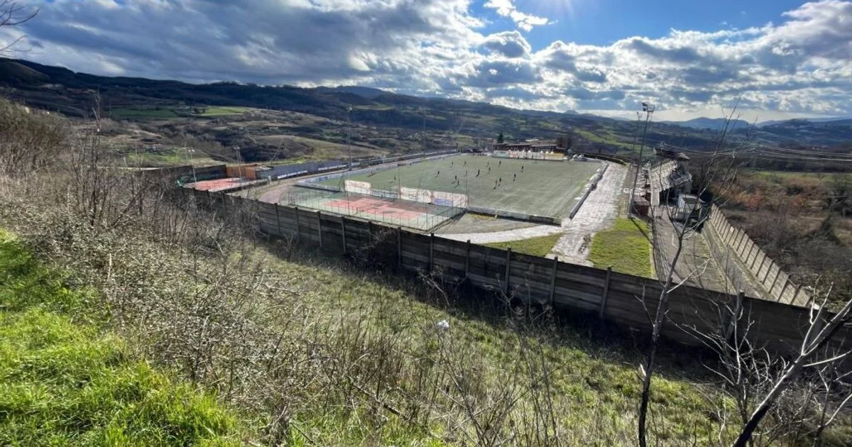 Avigliano doa manto sintético do campo esportivo aos moradores para evitar descarte de 200 mil euros