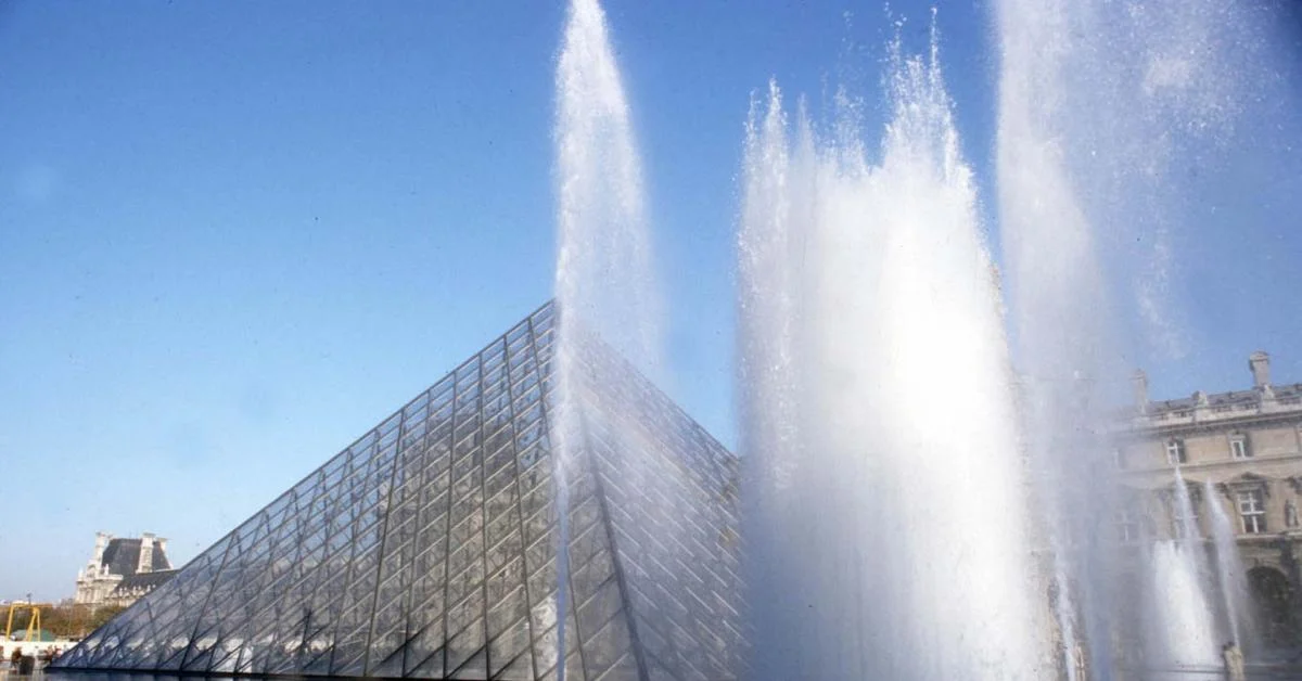 Louvre sofre alagamento: tubulação de caldeira danifica teto do século XIX de Charles Meynier; sala 707 fechada